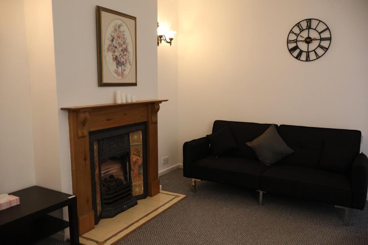 Spacious 4 Bed Home Near Nec, Jlr & Airport Parking For 3 Cars Ideal For Contractors! Solihull Exterior photo