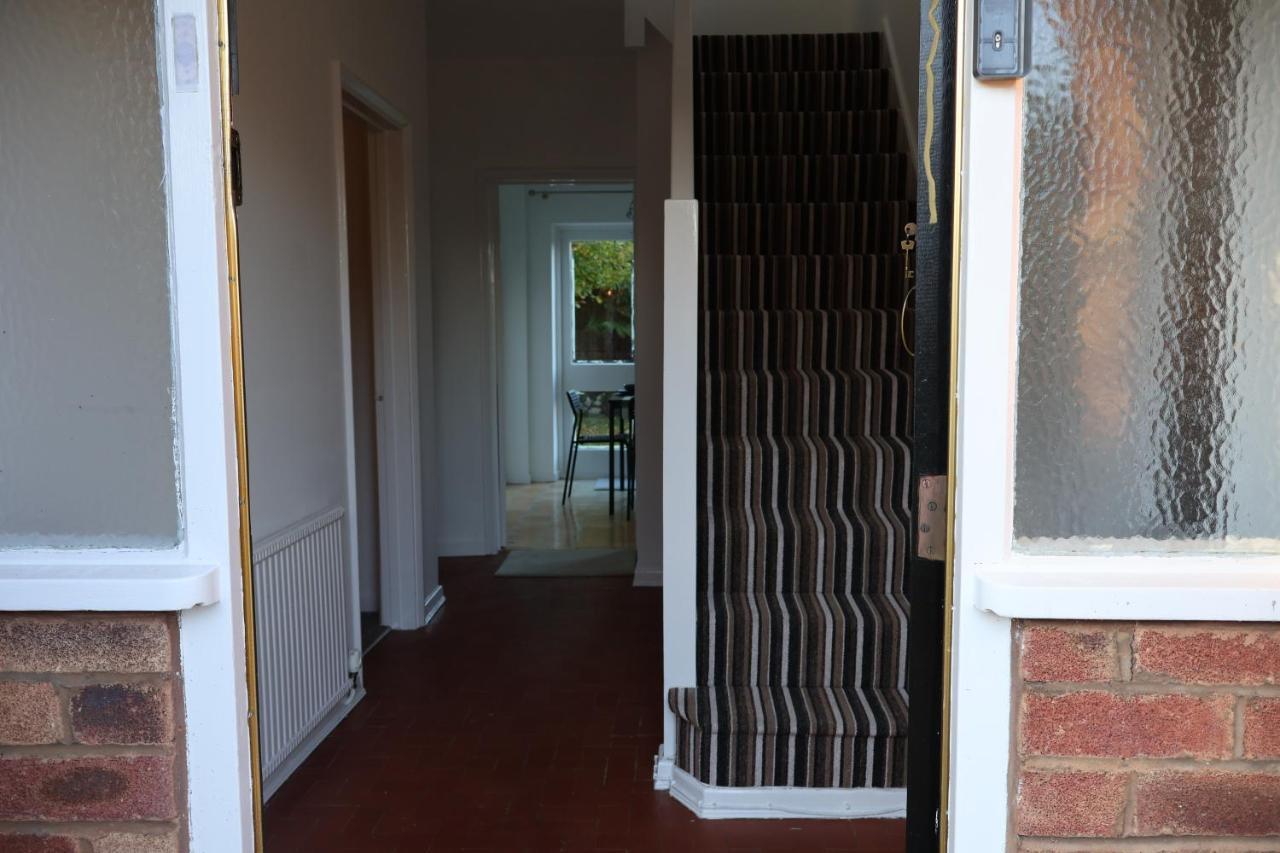 Spacious 4 Bed Home Near Nec, Jlr & Airport Parking For 3 Cars Ideal For Contractors! Solihull Exterior photo